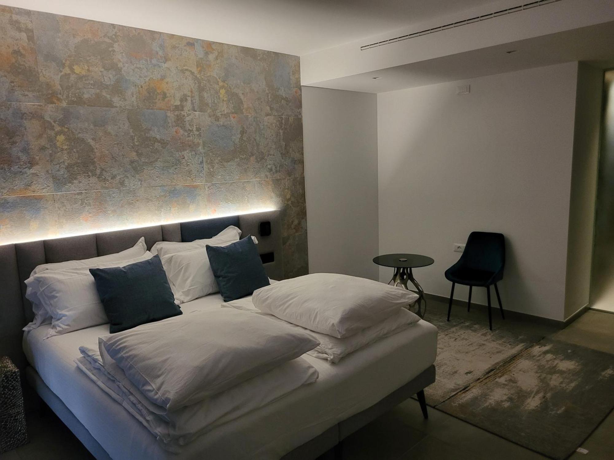 Attilio High Living Suites - Adults Only Torri Del Benaco Rom bilde