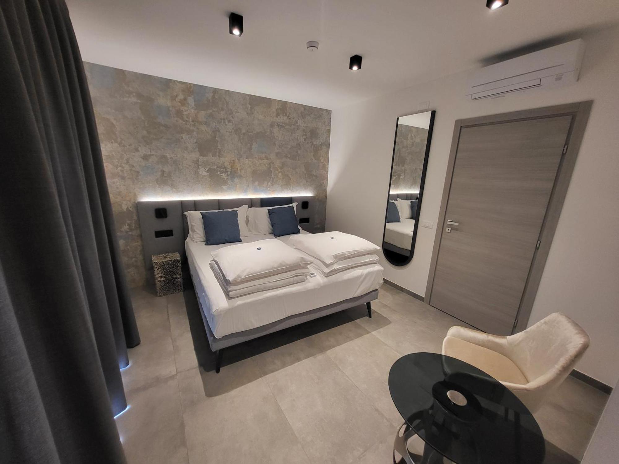 Attilio High Living Suites - Adults Only Torri Del Benaco Rom bilde