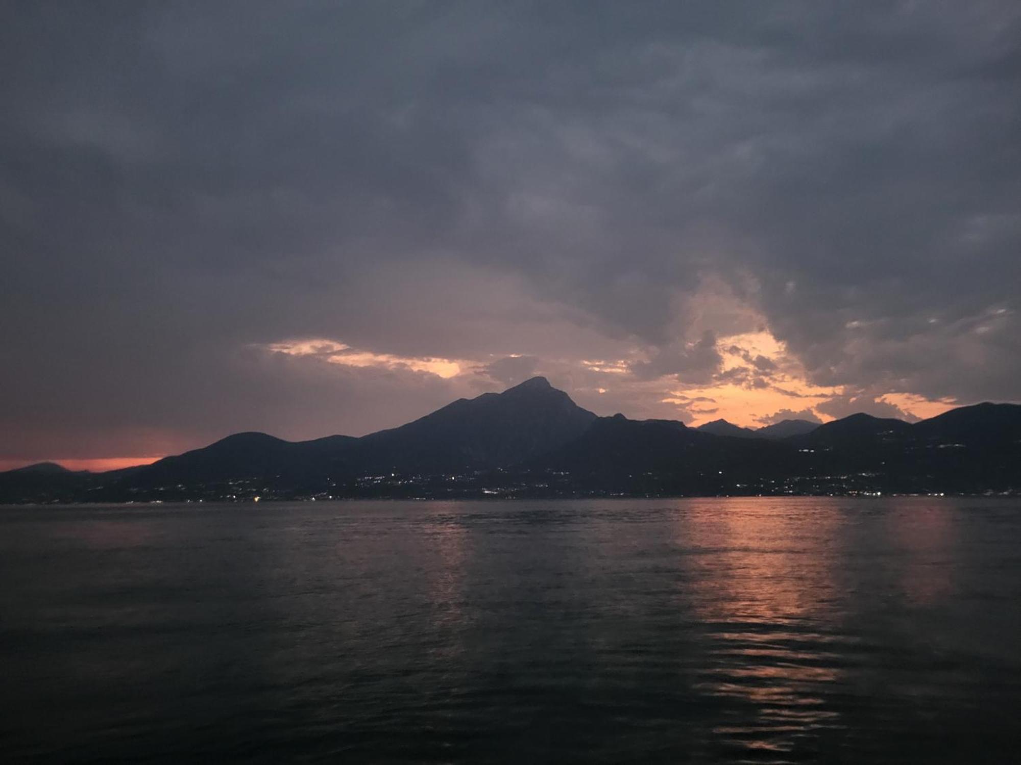Attilio High Living Suites - Adults Only Torri Del Benaco Rom bilde