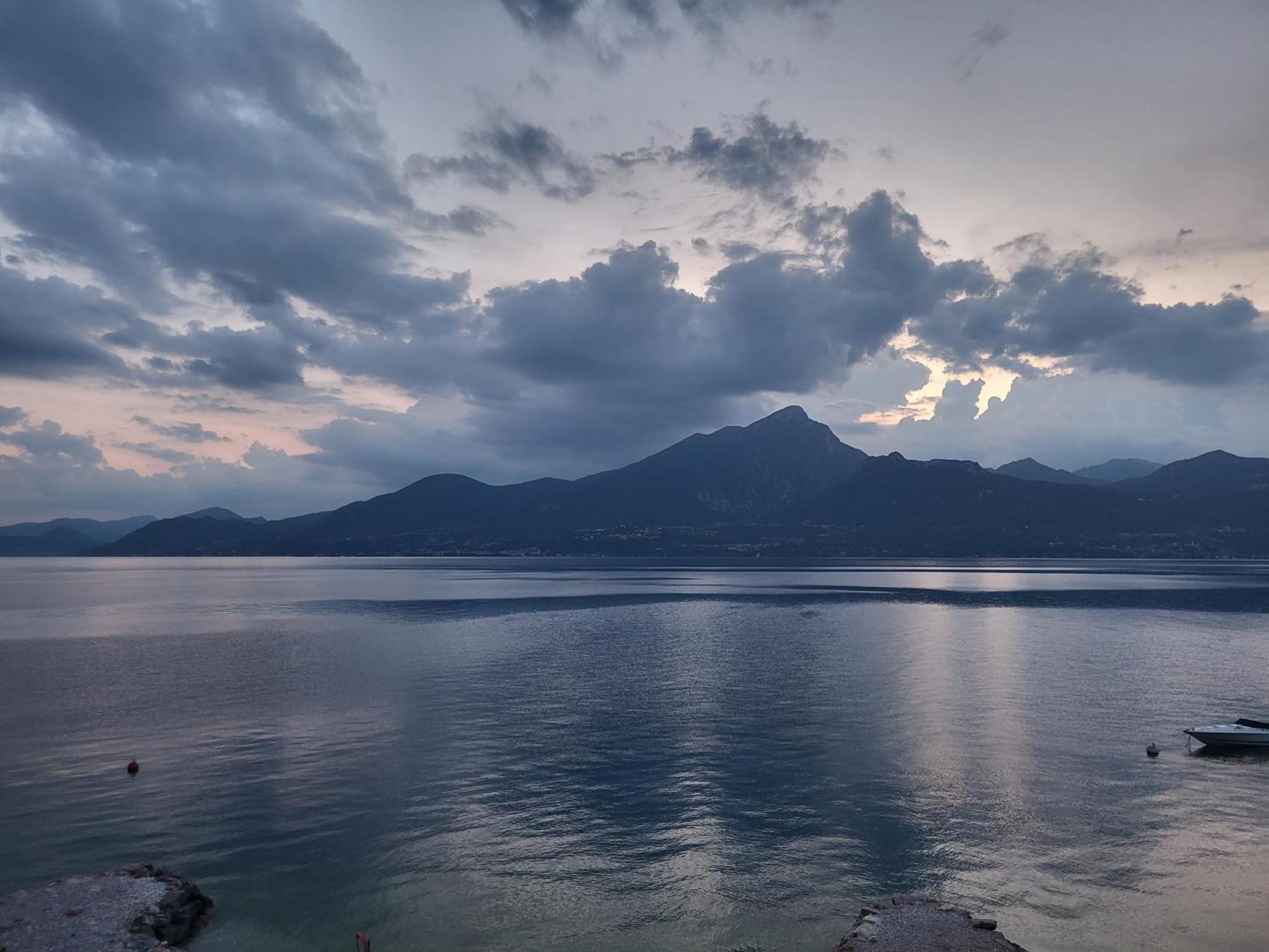 Attilio High Living Suites - Adults Only Torri Del Benaco Rom bilde